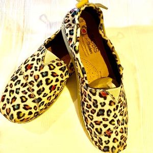 Bobs Animal Print size 8 flats